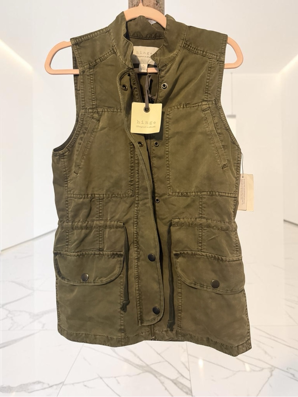 Hinge sleeveless jacket
